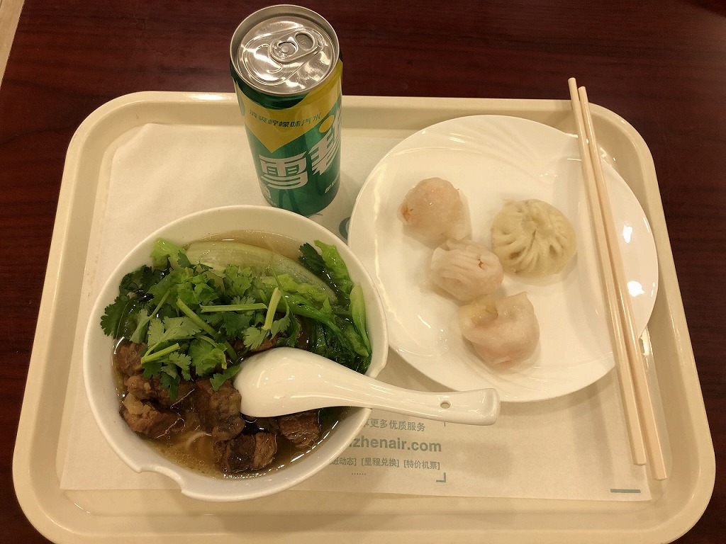 深セン空港国内線　深セン航空ラウンジ　飲食物