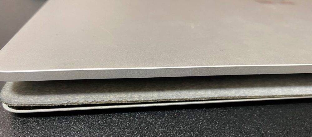 Surface Laptop　天板が閉まらない状態